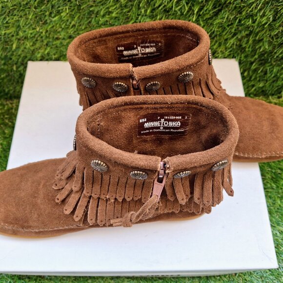 Like New in Box! Minnetonka Double Fringe Brown Side Zip Moccasin Bootie SZ 7 - Picture 5 of 6